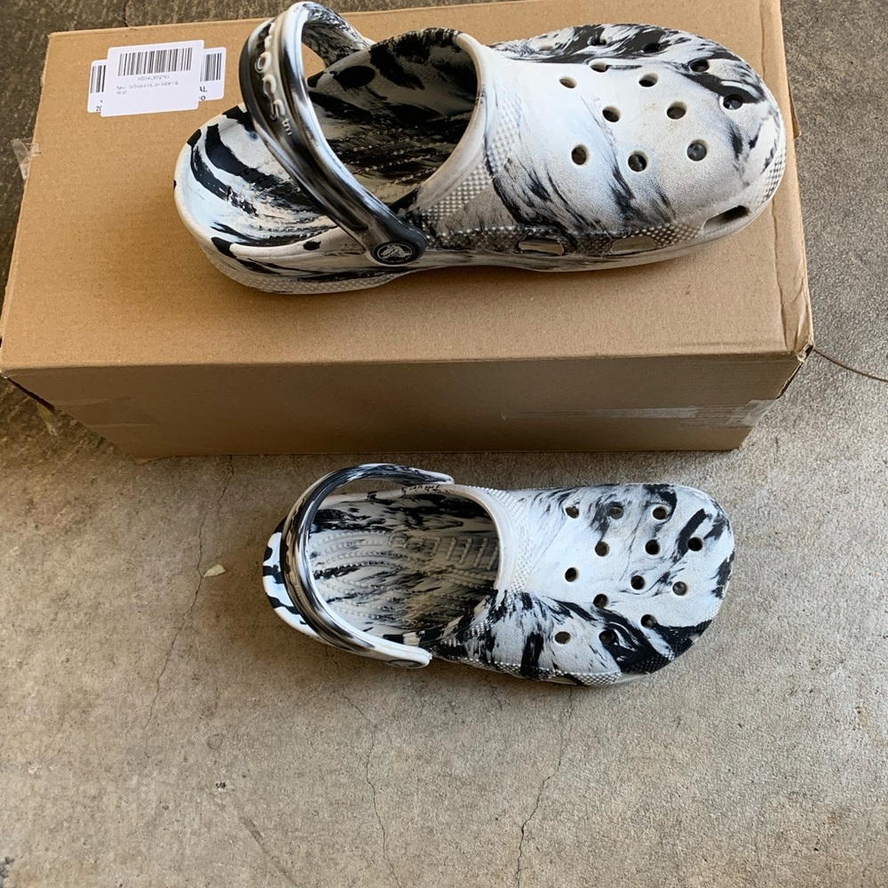 CROCS Black and White Slippers with Fleece Lining| Women 6